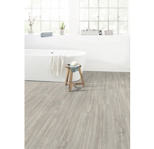 Helles Badezimmer mit freistehender Badewanne, Holzhocker und Boden in Holzoptik.