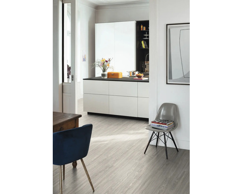 Heller Raum mit Designboden in Holzoptik, Küchenzeile und Stühlen