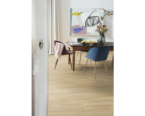 Esszimmer mit Holztisch, Stühlen und hellem Holzboden.