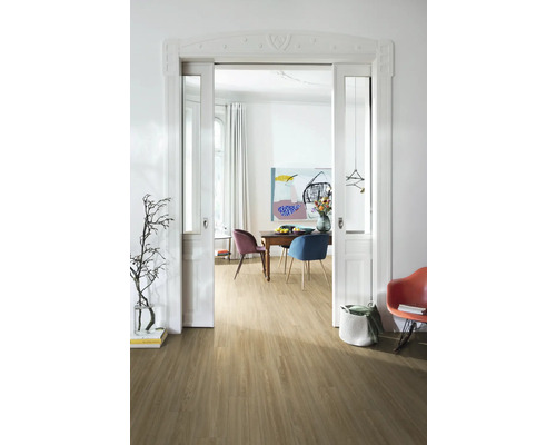 Heller Wohnraum mit Holzboden, Esstisch und Stühlen