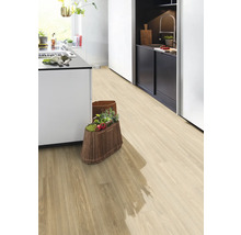 Heller Küchenraum mit Holzboden und einem Korb mit frischen Zutaten