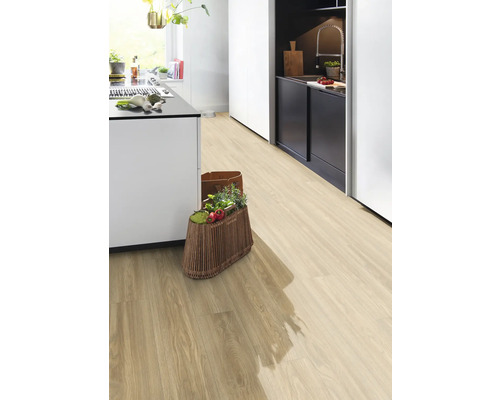 Heller Küchenraum mit Holzboden und einem Korb mit frischen Zutaten