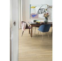 Esszimmer mit Holztisch, Stühlen und modernem Kunstwerk an der Wand