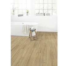 Helles Badezimmer mit freistehender Badewanne und Holzoptik-Vinylboden