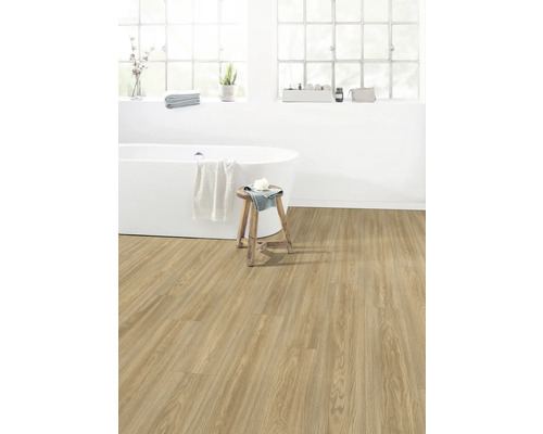 Helles Badezimmer mit freistehender Badewanne und Holzoptik-Vinylboden