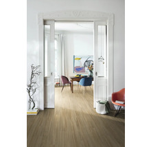 Heller Raum mit Holzboden, Esstisch mit Stühlen und Schiebetür