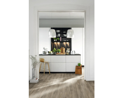 Helle Küche mit Kücheninsel, Barhocker, Pendelleuchten und Holzboden.