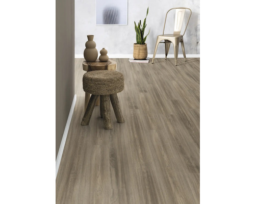 Innenraum mit Vinylboden in Holzoptik, Hocker und Dekoration
