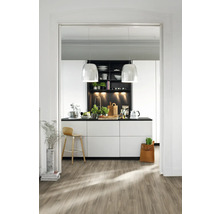 Helle Küche mit Kücheninsel, Pendelleuchten und Holzboden