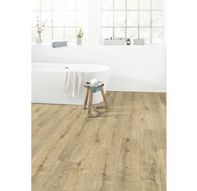 Badezimmer mit Badewanne, Hocker und hellem Laminatboden in Holzoptik