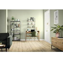 Wohnzimmer mit Sofa, Schreibtisch, Regal und Holzboden