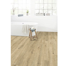 Badezimmer mit Badewanne und hellem Holzboden