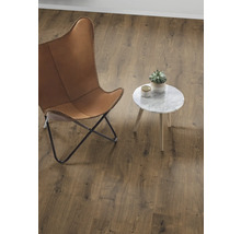 Szene mit Laminatboden, Sessel und Beistelltisch