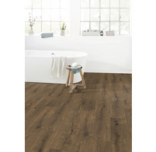 Badezimmer mit freistehender Badewanne, Holzhocker und Laminatboden.