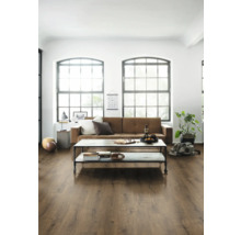 Wohnzimmer mit Sofa, Couchtisch und Holzboden