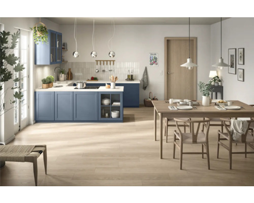 Heller, geräumiger Essbereich mit blauer Küche, Holztisch und Stühlen.