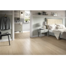 Heller Holzfußboden in Schlafzimmer und Badezimmer mit Möbeln