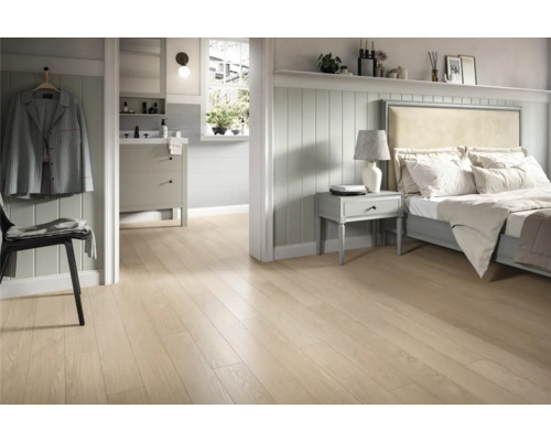 Heller Holzfußboden in Schlafzimmer und Badezimmer mit Möbeln