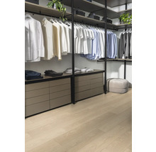 Begehbarer Kleiderschrank mit Regalen, Schubladen und hängender Kleidung