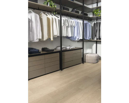 Begehbarer Kleiderschrank mit Regalen, Schubladen und hängender Kleidung