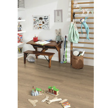 Kinderzimmer mit Holzschreibtisch, Bank, Spielzeug und hellem Laminatboden.