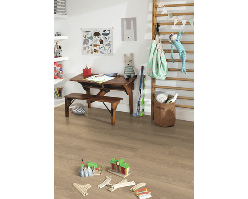 Kinderzimmer mit Holzschreibtisch, Bank, Spielzeug und hellem Laminatboden.