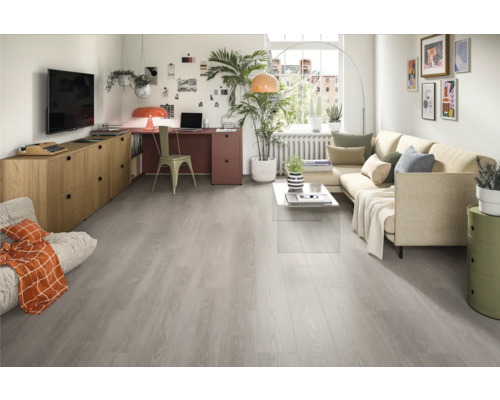 Helles Wohnzimmer mit Sofa, Schreibtisch und grauem Holzboden