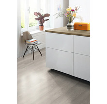 Heller Raum mit Bodenbelag in Holzoptik, Kücheninsel mit Holzarbeitsplatte und Sitzgelegenheit am Fenster