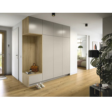 Heller Eingangsbereich mit Garderobenschrank, offenem Regal und Schuhen auf dem Boden.