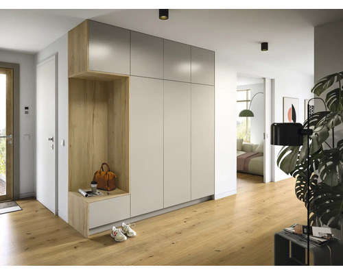 Heller Eingangsbereich mit Garderobenschrank, offenem Regal und Schuhen auf dem Boden.