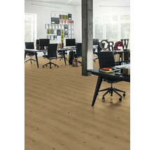 Helles, offenes Büro mit Laminatboden in Holzoptik, Schreibtischen und Bürostühlen.