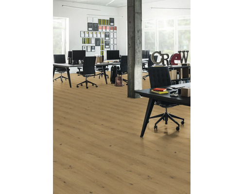 Helles, offenes Büro mit Laminatboden in Holzoptik, Schreibtischen und Bürostühlen.