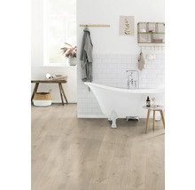 Badezimmer mit freistehender Badewanne, Holzboden und weißen Fliesen