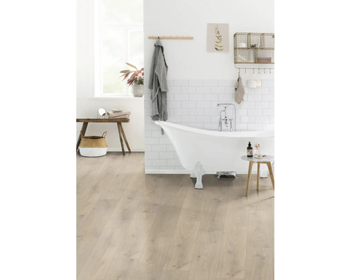 Badezimmer mit freistehender Badewanne, Holzboden und weißen Fliesen