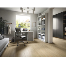 Helles Arbeitszimmer mit Schreibtisch, Bürostuhl, Regal und Holzfußboden