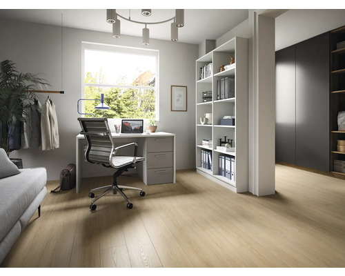 Helles Arbeitszimmer mit Schreibtisch, Bürostuhl, Regal und Holzfußboden