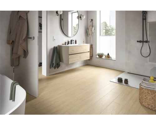 Helles Badezimmer mit Waschtisch, Spiegel, Dusche und Holzboden