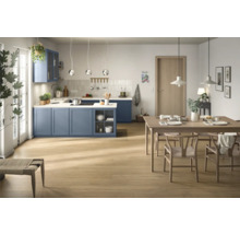 Helle Küche mit Küchenzeile, Esstisch und Holzboden