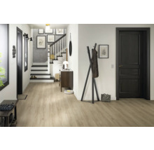 Eingangsbereich eines Hauses mit Treppe, Garderobe und Laminatboden.