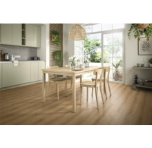 Heller Essbereich mit Holzboden, Esstisch und Küchenzeile