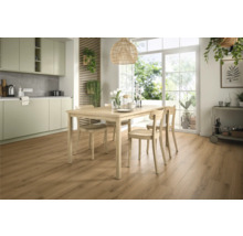 Heller Essbereich mit Holzboden, Esstisch und Stühlen sowie Küchenzeile.