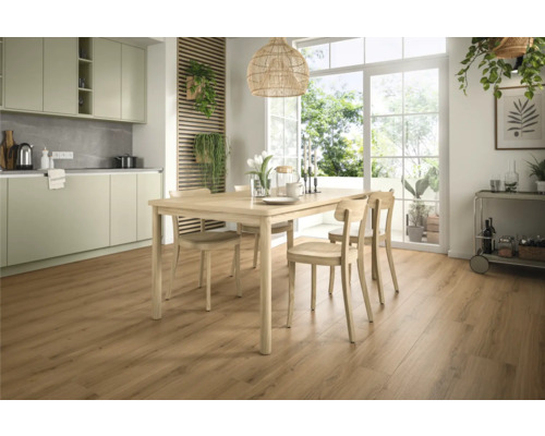 Heller Essbereich mit Holzboden, Esstisch und Stühlen sowie Küchenzeile.