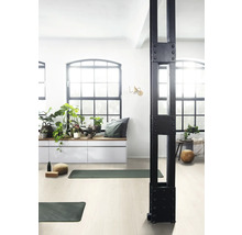 Heller Raum mit Fensterfront, Pflanzen, Sitzgelegenheit und Yogamatten für Sport