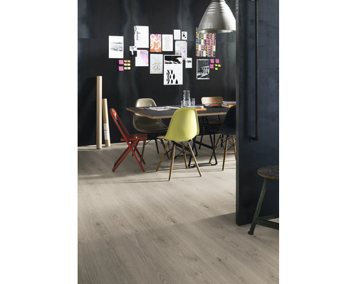 Esszimmer mit Holzboden, Tisch und Stühlen vor einer dunklen Wand