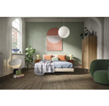 Helles Schlafzimmer mit Bett, Nachttischen, Kleiderschrank und Lampe