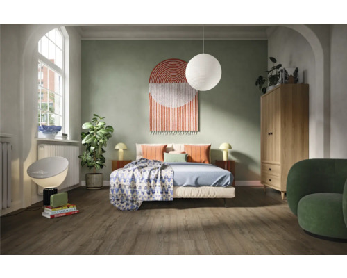 Helles Schlafzimmer mit Bett, Nachttischen, Kleiderschrank und Lampe