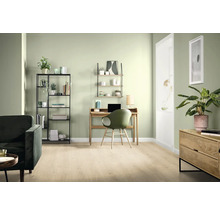 Wohnzimmer mit Schreibtisch, Stuhl, Regal und Sofa in einem hellen, modernen Design.