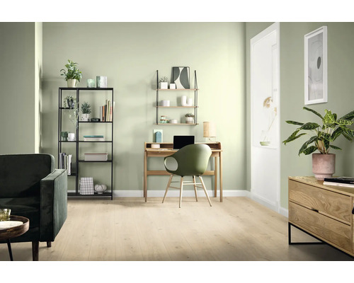 Wohnzimmer mit Schreibtisch, Stuhl, Regal und Sofa in einem hellen, modernen Design.