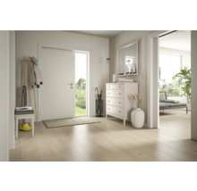 Heller Eingangsbereich mit Garderobe, Kommode, Spiegel und Holzboden.