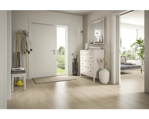 Heller Eingangsbereich mit Garderobe, Kommode, Spiegel und Holzboden.